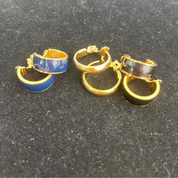 Vintage Signed Monet Gold Tone Metal Jewelry Lot, 4 Pieces Earrings & Bracelet - Picture 6 of 7